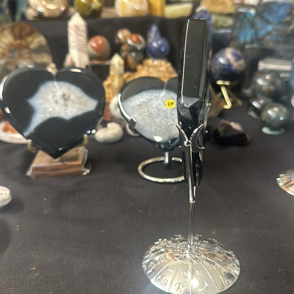 Medium-size diamond shaped black banded, agate with quartz and stand - Picture 3 of 5